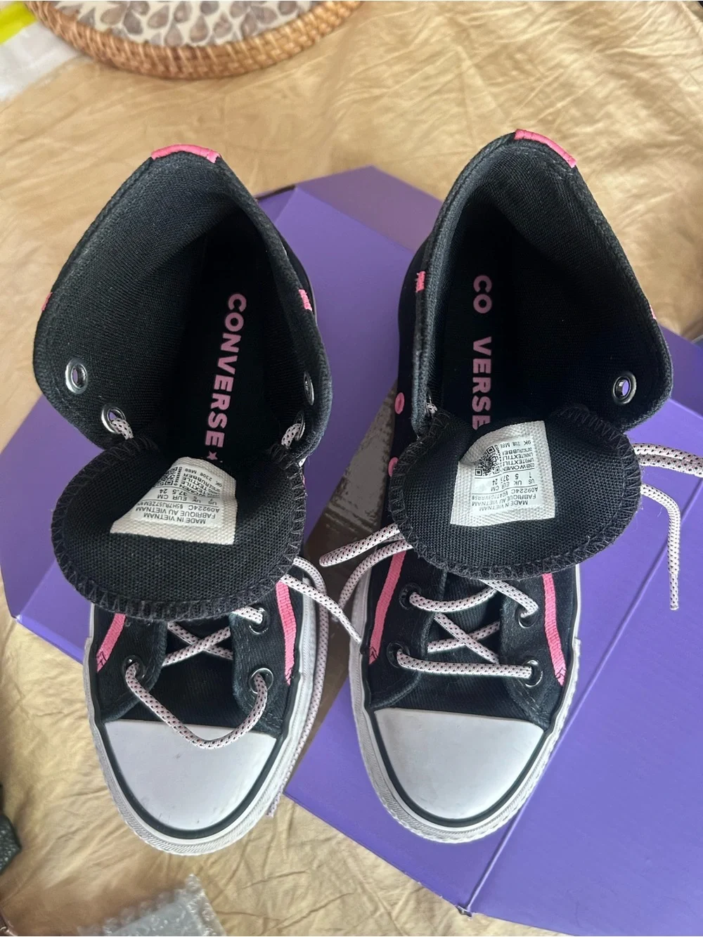 Converse chuck Taylor all star  women Black High-Top Sneakers with Pink stripe.